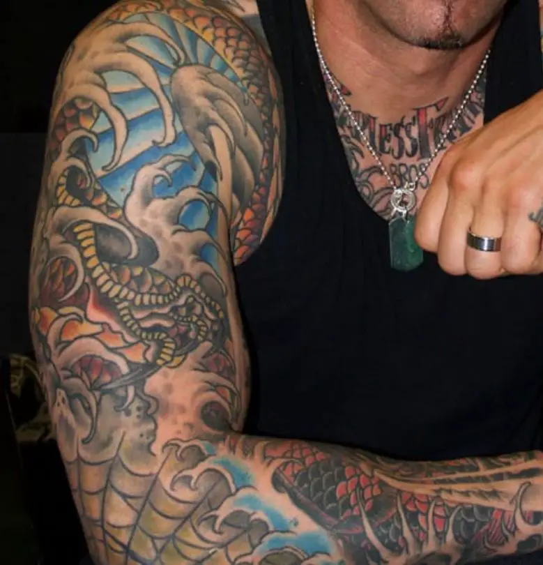 Tatuaje de Jason en su mano derecha