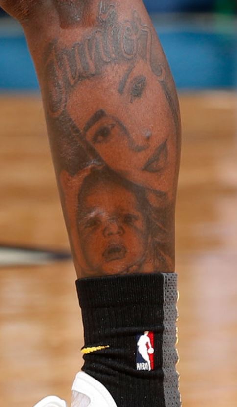 Dennis retrata un tatuaje en su pierna