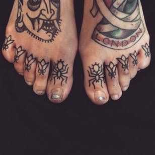 Insectos tatuaje en los dedos de los pies de Adam Sage # handpoke # handpoke #adamSage #handmade # insect # toe