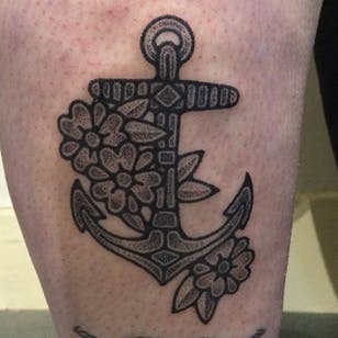 Tatuaje de ancla por Adam Sage #handpoke #handpoke #adamSage #handmade #dotwork # anchor #flowers