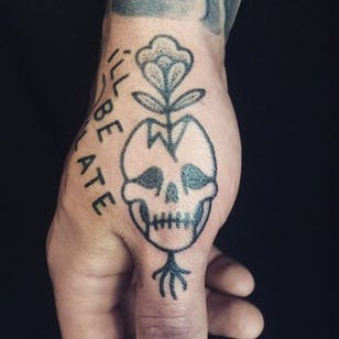 Tatuaje de calavera de Adam Sage # handpoke # handpocket # AdamSage # hecho a mano # calavera # flor