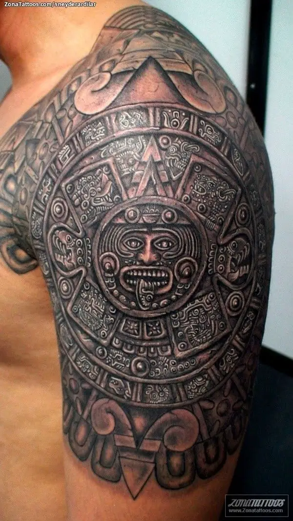 increíble tatuaje azteca del brazo