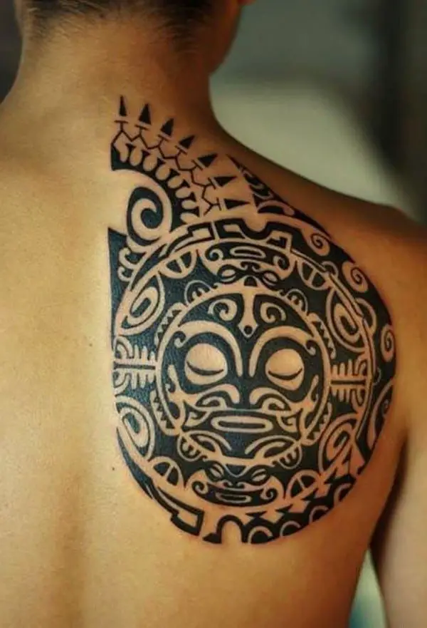 tatuaje de pecho azteca