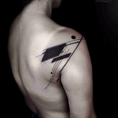 Tatuaje de Okan Uckun #OkanUckun #geometric #blackwork #contemporary