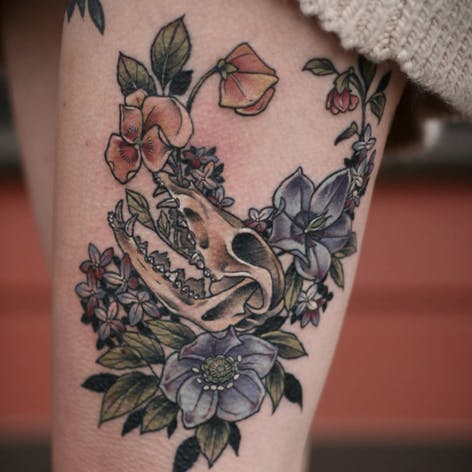 Tatuaje de Kirsten Holliday #KirstenHolliday #artnouveau #flora #fauna #fower #orgánico #garden #naturaleza #animalskull
