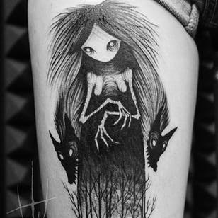 Tatuaje monstruo oscuro por Sergei Titukh #SergeiTitukh #blackwork #monster