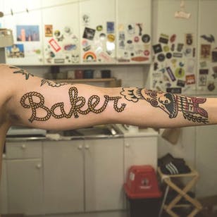 Tatuaje de cuerda de panadero de Woohyun Heo #WoohyunHeo #cream #traditional #letters #baker (Foto: Instagram)