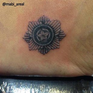 Micro tatuaje!  #minitattoo #microtattoo #minitatuagem #minimalista #fineline #blackwork #delicada #talentonacional #rioink #mabiareal #brasil #brazil #portugues #portuguese #tattoodo