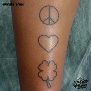Tudo que eu quero!  #paz #amor #sorte # coração #trevo #minimalista #fineline #blackwork #delicada #talentonacional #rioink #mabiareal #brasil #brazil #portugues #portuguese #tattoodo