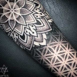 Dotwork intrincado tatuaje de Bintt #Bintt #dotwork #pattern #mandala