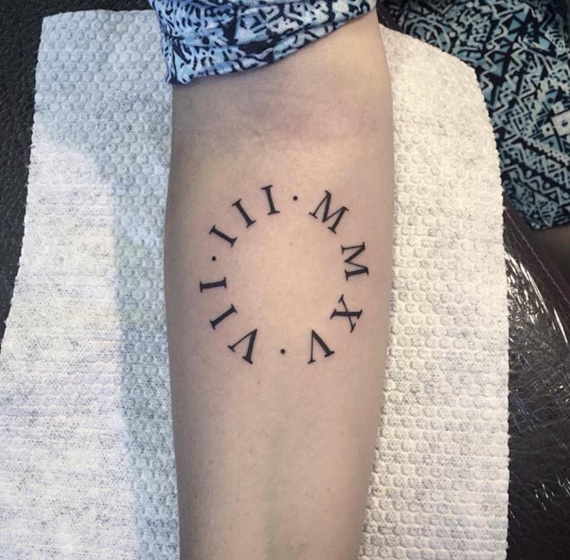Tatuaje Circular Número Romano por Luke Smith