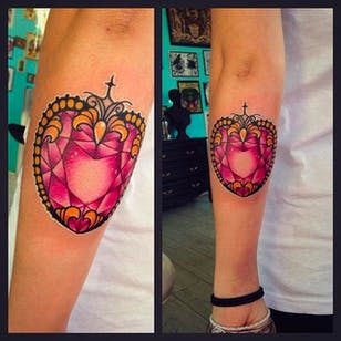 Tatuaje de corazón de cristal rosa hecho en @Morethanink_tattoo #Morethaninktattoo #Pink #Crystal #Diamond #Heart #CrystalHeartTattoo #DiamondHeartTattoo