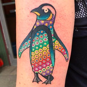 Tatuaje de pingüino radical.  ¡Sólido con el increíble detalle de color en el vientre!  Tatuaje de Tomás García.  #tomasgarcia #penguin #dotwork #colored #traditional