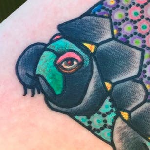 Imagen de detalle de un increíble tatuaje de tortuga por Tomás García.  #detalles #tomasgarcia #color #sombra #turtle