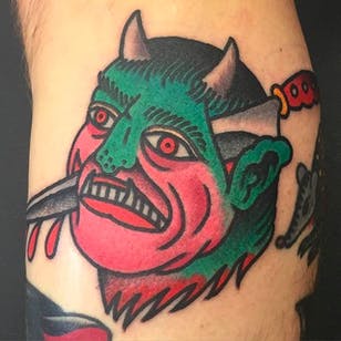 No es lo habitual, sino un tatuaje de cabeza de demonio súper genial de Tomás García.  #TomasGarcia #daga #colortattoo #neotraditional #demon