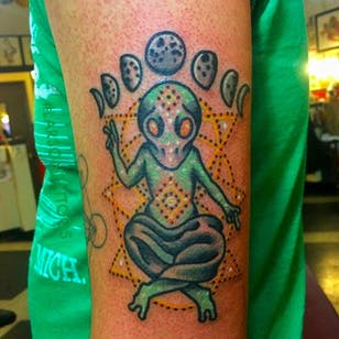 Tatuaje alienígena de Jon Larson @ LarsonTattoos111 #JonLarson #LarsonTattoos #Neotraditional #Bright #Bold #Alien #UFO #Extraterrestrial