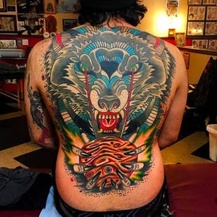 Extraño y sorprendente tatuaje salvaje tatuado en la espalda por Jon Larson @ LarsonTattoos111 #JonLarson #LarsonTattoos #Neotraditional #Bright #Bold #Wolf