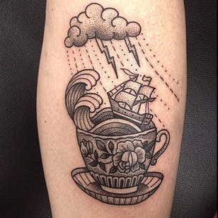 Tormenta en un tatuaje de taza de té de Susanne König.  #storminateacup #storm #ship #teacup #tea #cup #wave #blackwork #susannekonig