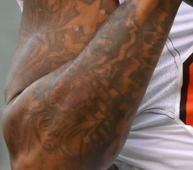 El tatuaje de Jarvis en su brazo derecho.