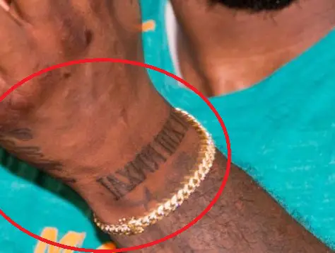 Tatuaje de Jarvis con números romanos