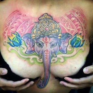 ¡Y este tatuaje sensacional!  ¿Crees eso?  #ganesha #ganesh #colorida #elefante #elephant #newschool #DouglasScherer #brasil #brazil #portugues #portuguese