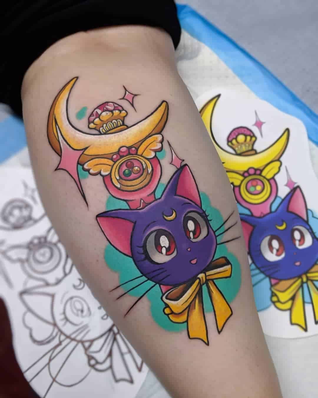 luna sailor moon tatuaje en el brazo
