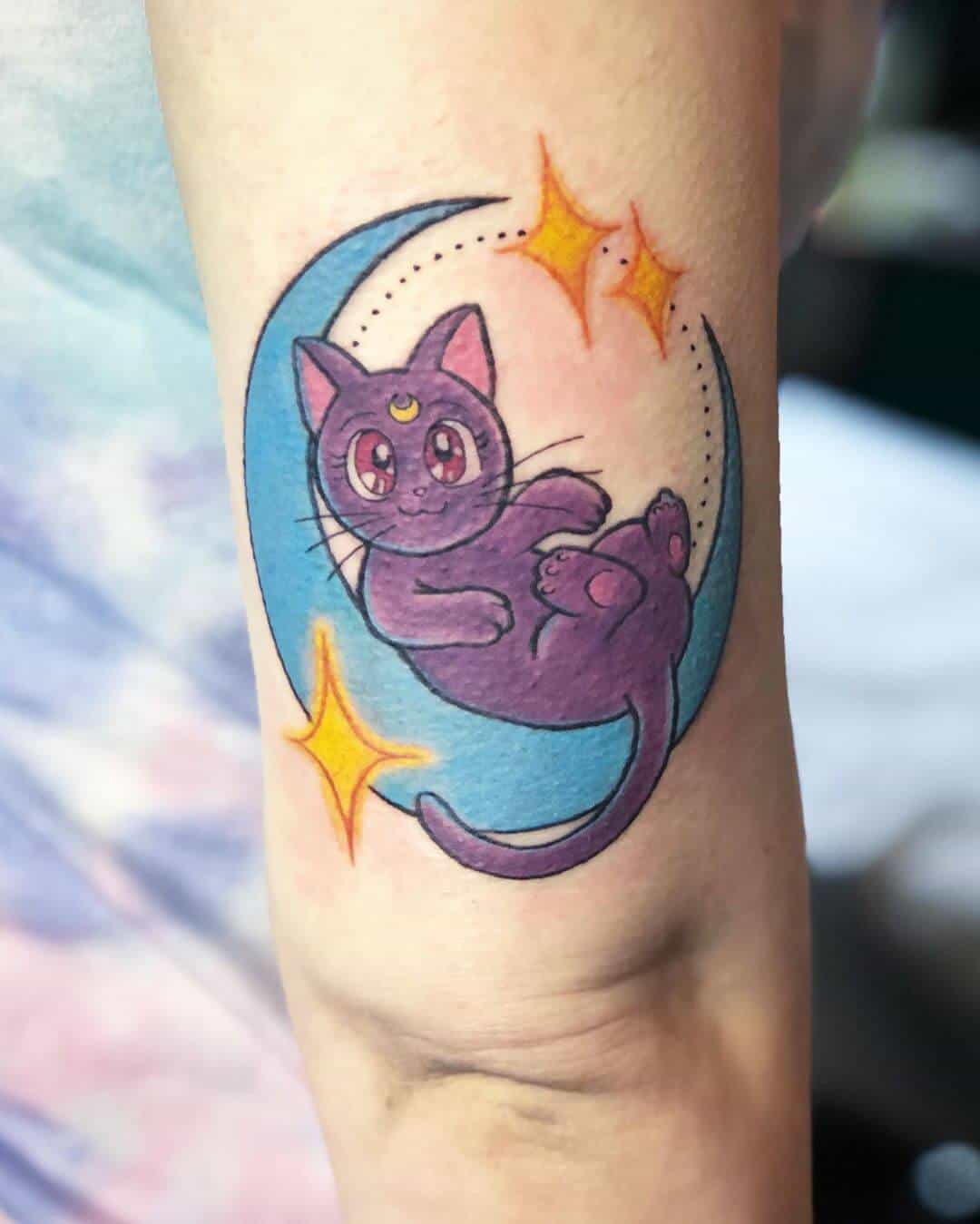 luna sailor moon tatuaje en el brazo