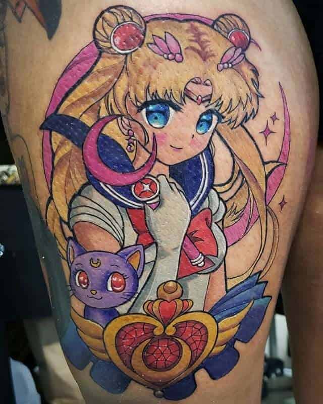 Tatuaje de Sailor Moon en el muslo