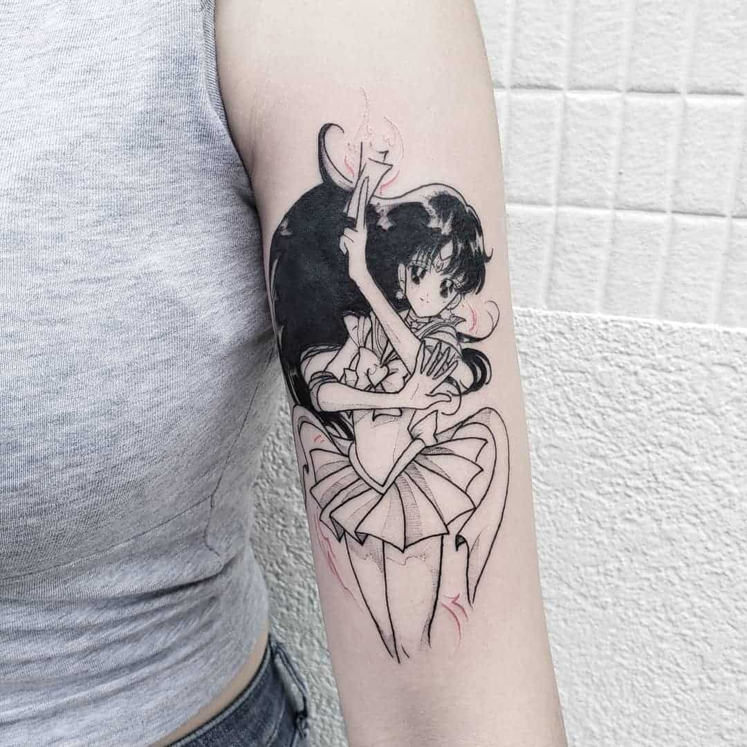 Tatuaje de Sailor Mars en el brazo