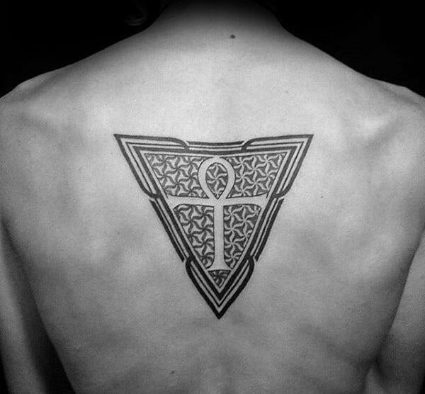 tatuaje ankh geométrico
