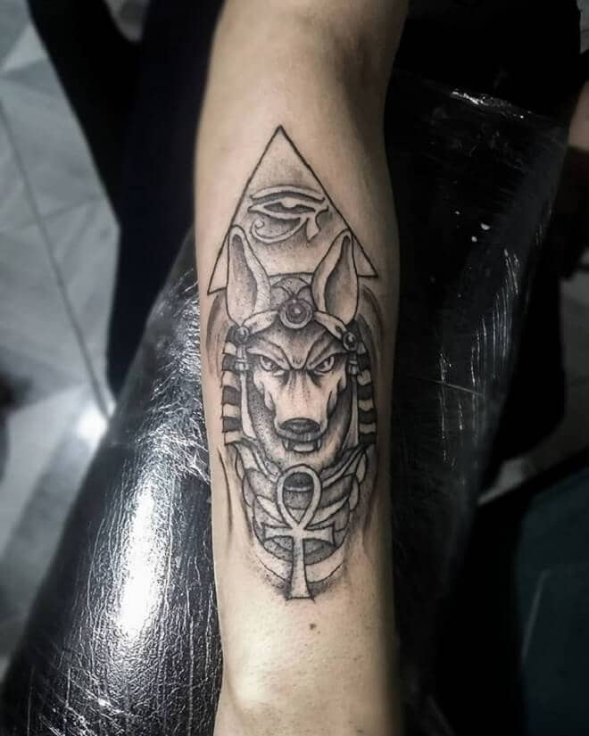 cabeza de anubis con tatuaje ankh