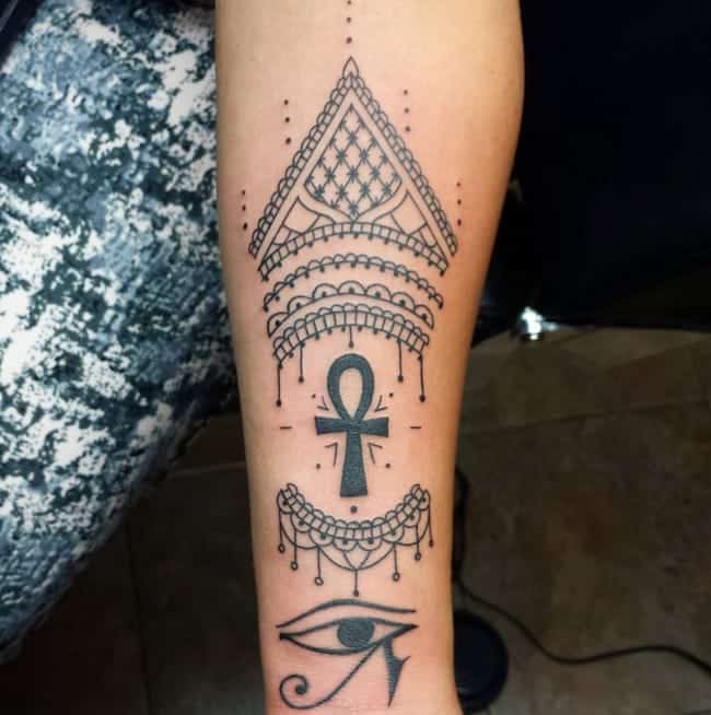 tatuaje del brazo ankh