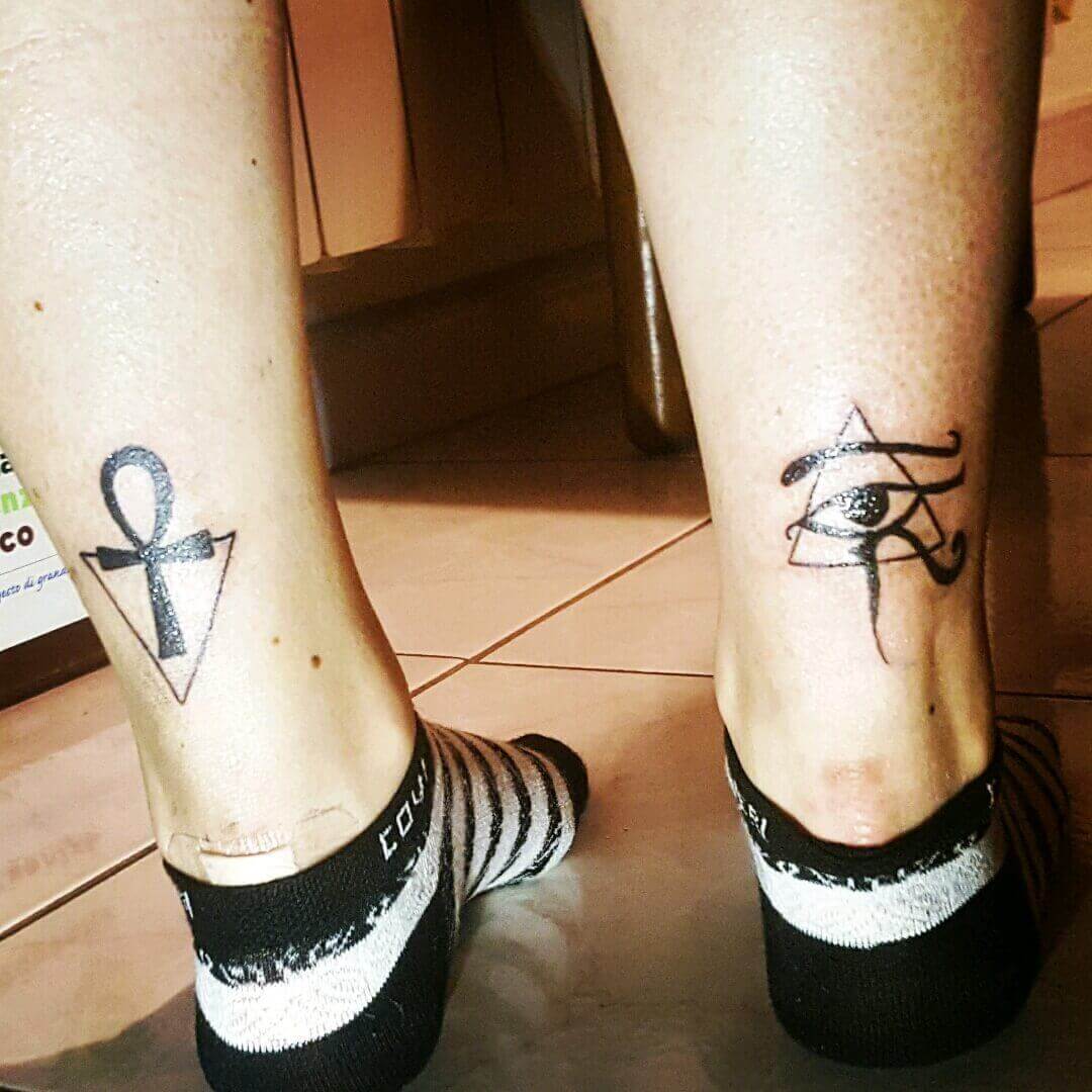 tatuaje de pierna ankh
