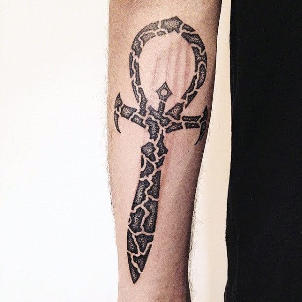tatuaje ankh en el brazo
