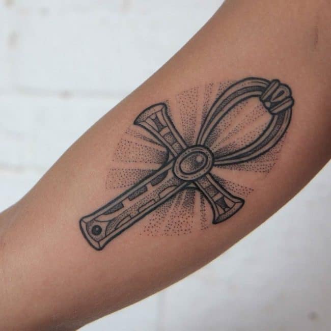 tatuaje del brazo ankh