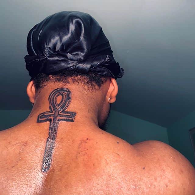tatuaje de cuello ankh