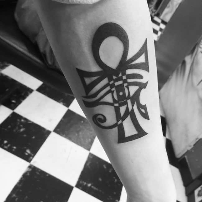 tatuaje ankh en el brazo