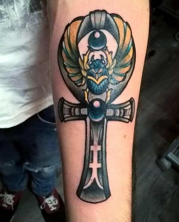 tatuaje ankh en el brazo