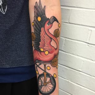 Tatuaje de monociclo de flamenco por Mitchell Allenden #MitchellAllenden #Leeds #Animales #neotradicional #flamingo #monociclo