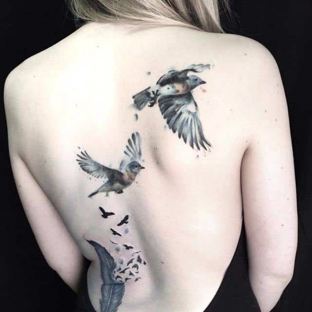 tatuaje de gorrión en la espalda