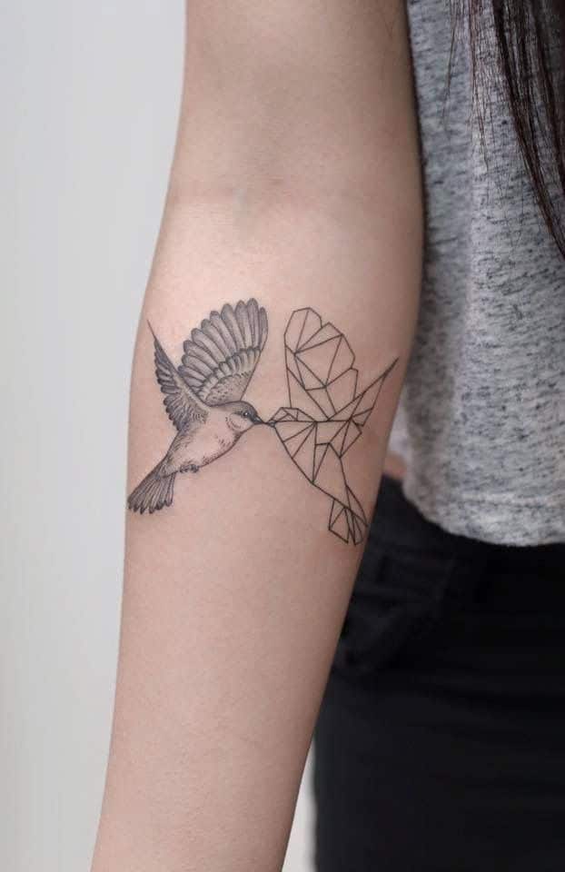 tatuaje de gorrión geométrico en el brazo