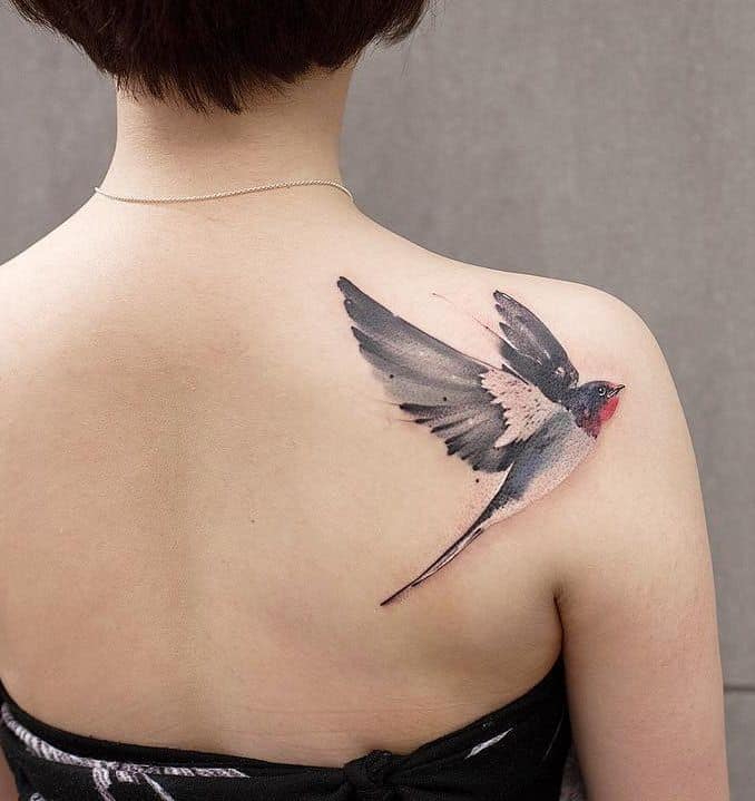 tatuaje de gorrión de acuarela en el hombro
