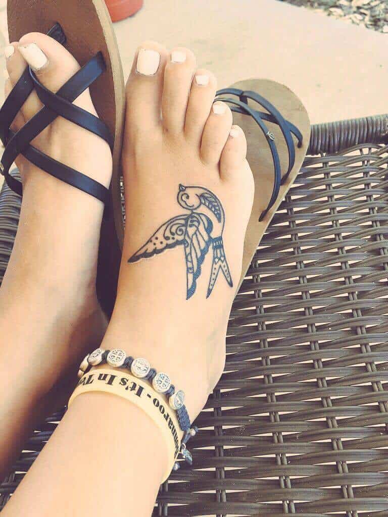 tatuaje de pie de gorrión