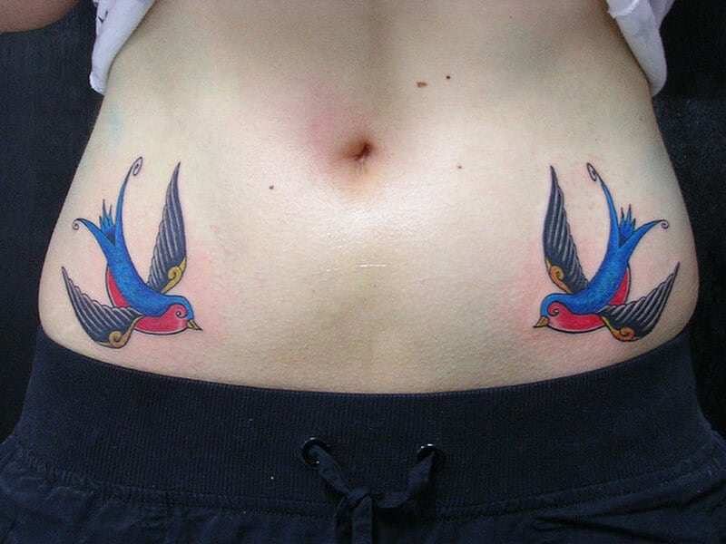 tatuaje de vientre de gorrión