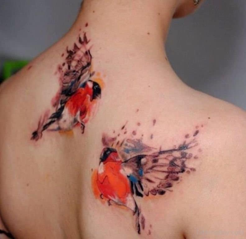 tatuaje de gorrión de acuarela en la espalda