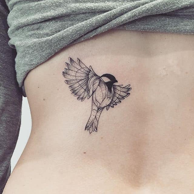 tatuaje de gorrión geométrico en la espalda