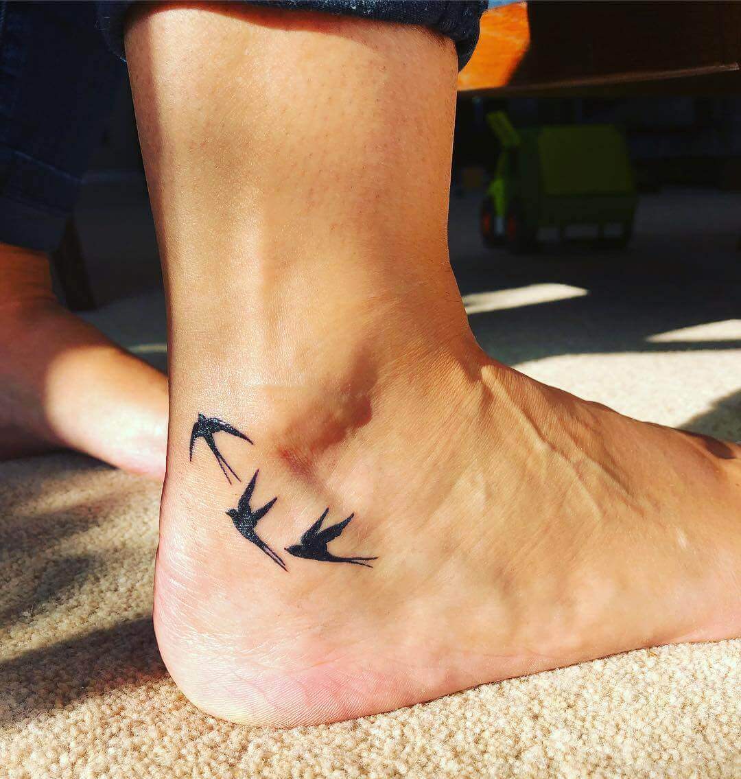 tatuaje de gorrión en el tobillo