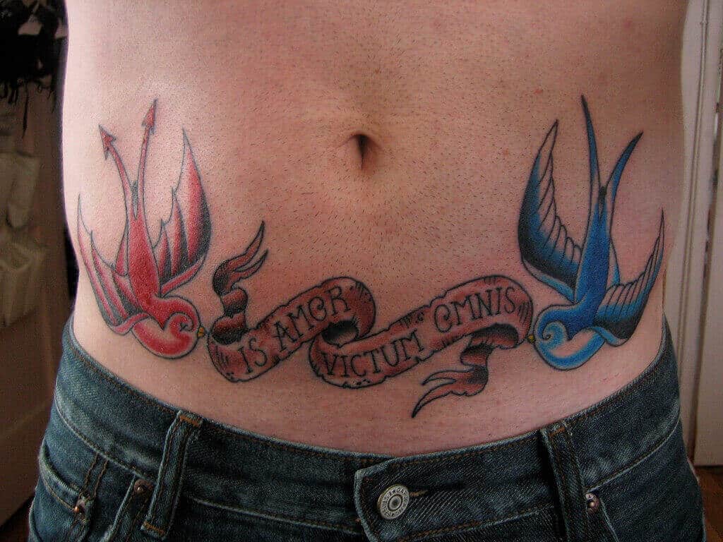 tatuaje de gorrión en el abdomen