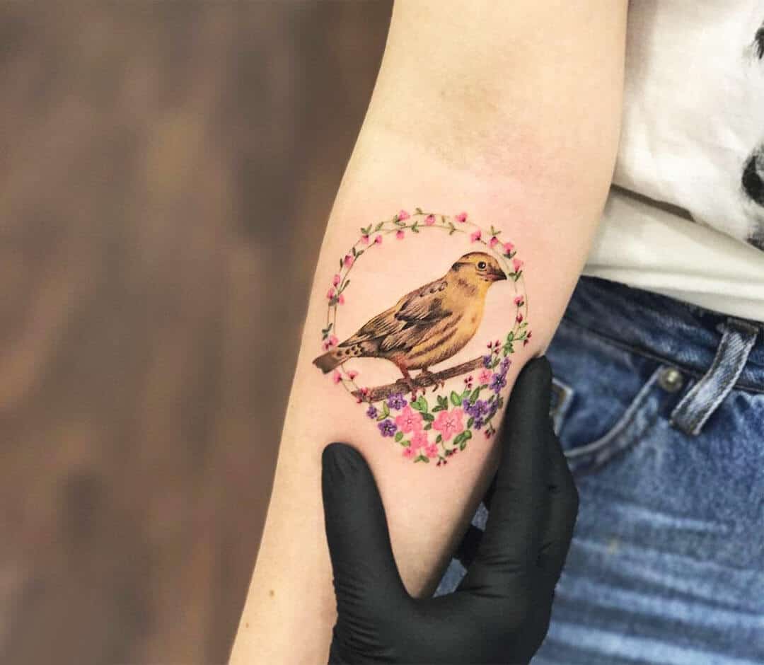 tatuaje de gorrión de acuarela en el brazo