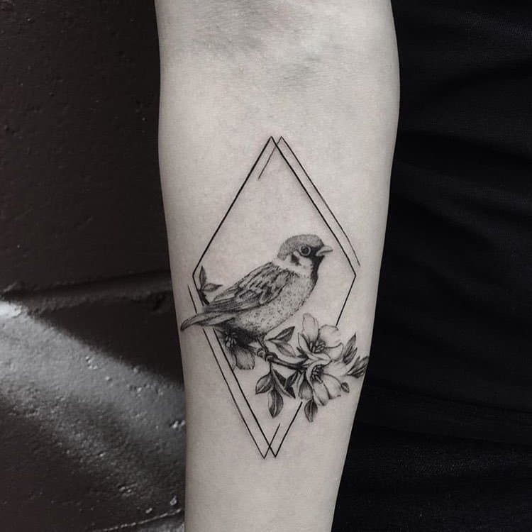 tatuaje de gorrión en el brazo